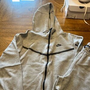 Men’s Nike Sweatsuit - Gray EUC